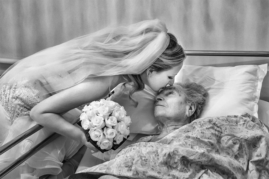 Kiss to grandmother, © Luigi Fedeli, Italy, The Best Reportage Photo, 2017 I AM Photographer Winner