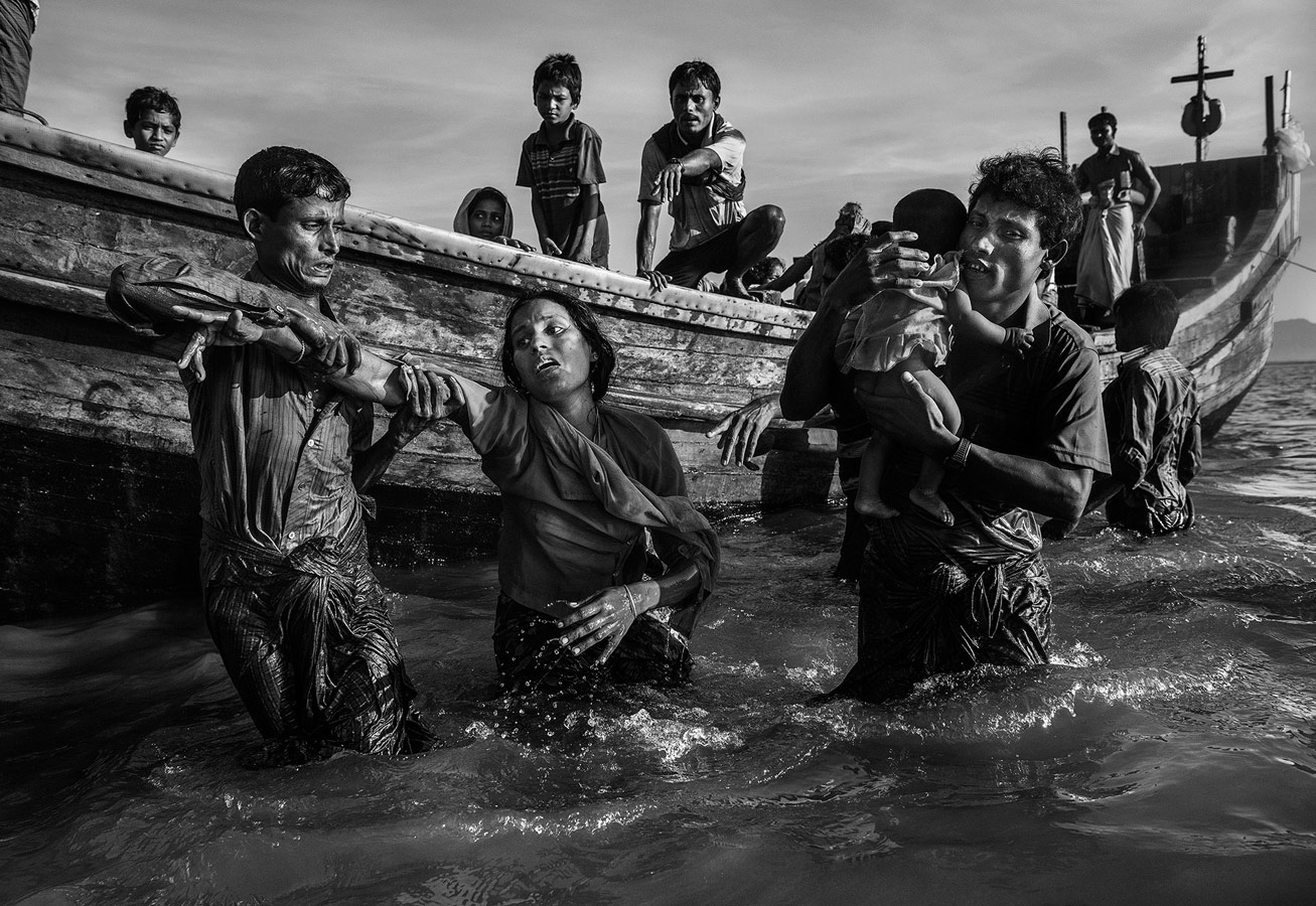 Escape From Ethnic Cleansing / Bangladesh, © Kevin Frayer / Getty Images, Canada, Story News 1st Prize, Istanbul Photo Awards