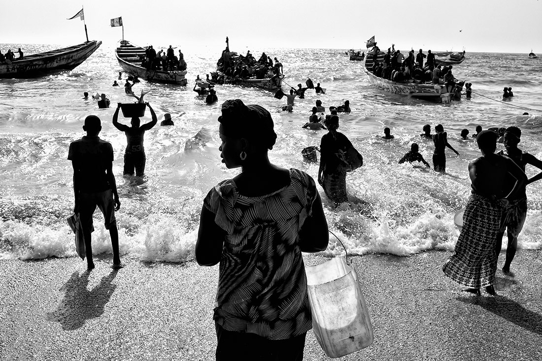 Fishmarket Africa, © Kars Tuinder, Netherlands, Black & White Photo of the Year 2017, MonoVisions Photography Awards